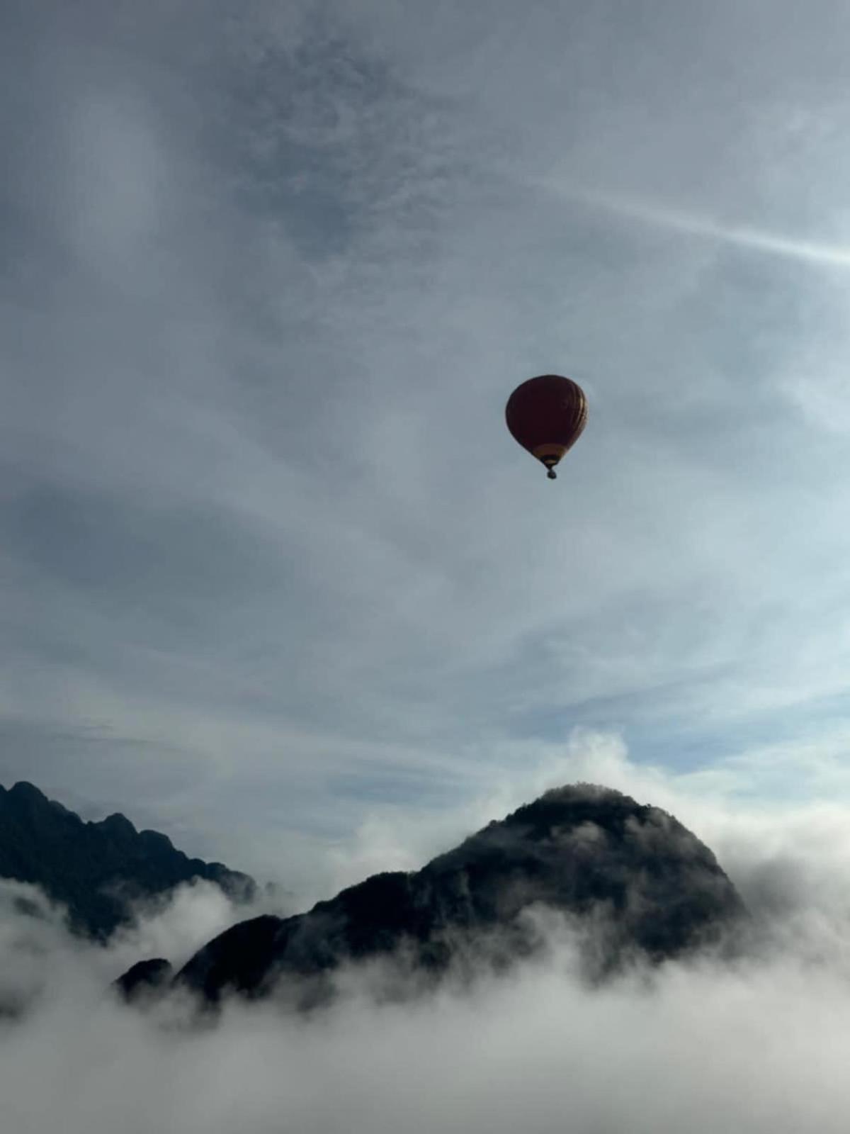 Sky Hotel Vang Vieng Bagian luar foto