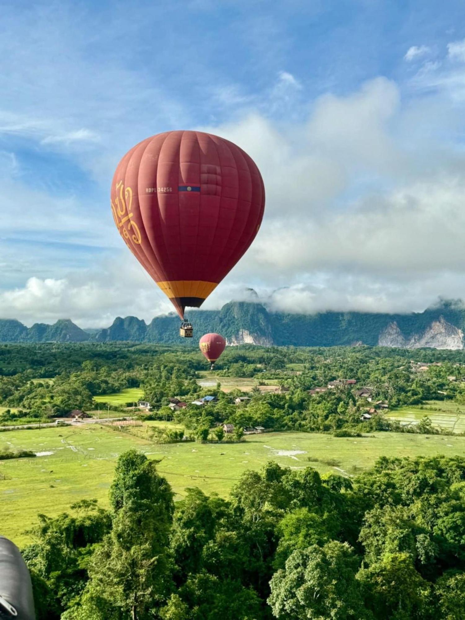 Sky Hotel Vang Vieng Bagian luar foto