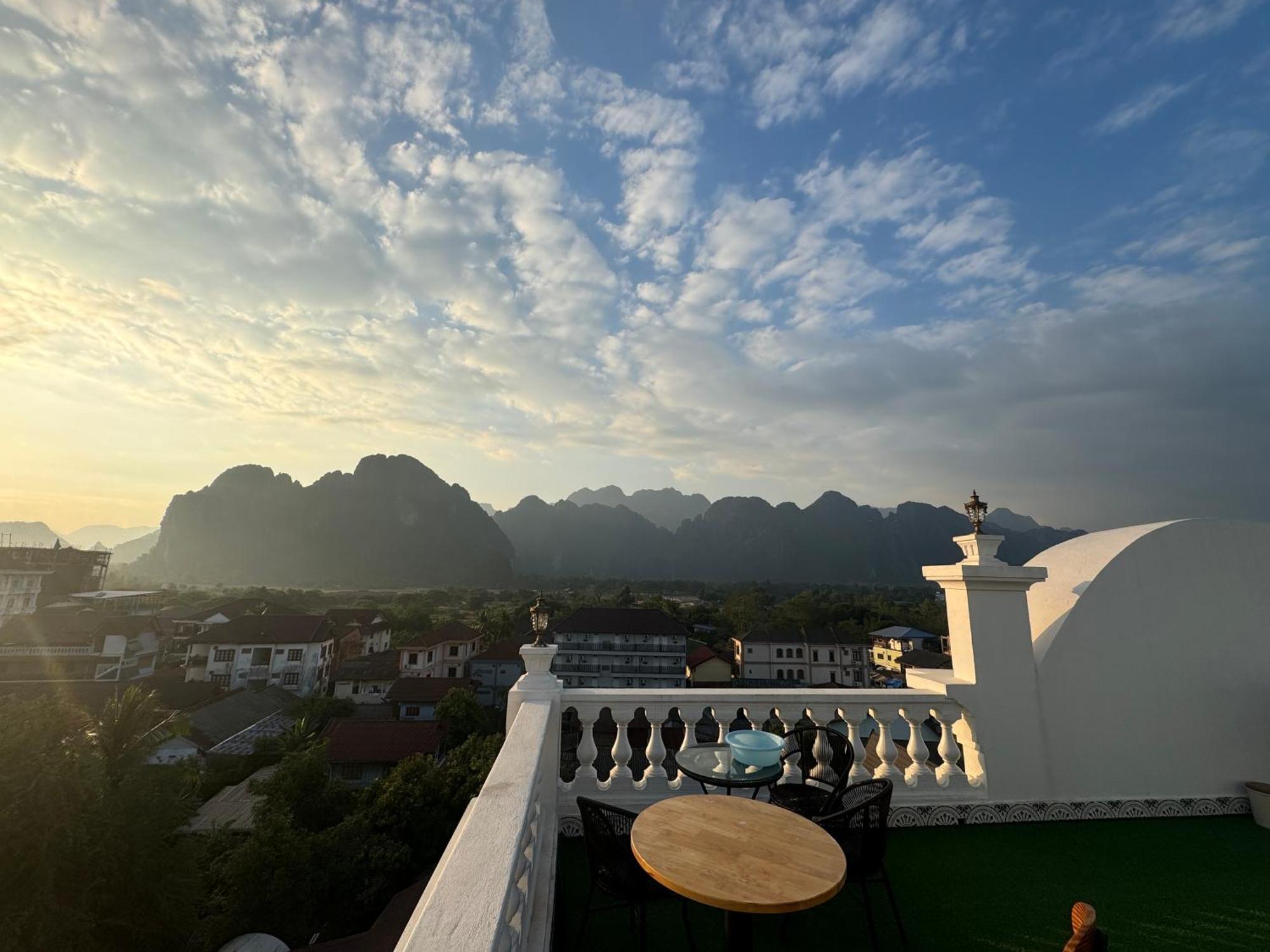 Sky Hotel Vang Vieng Bagian luar foto